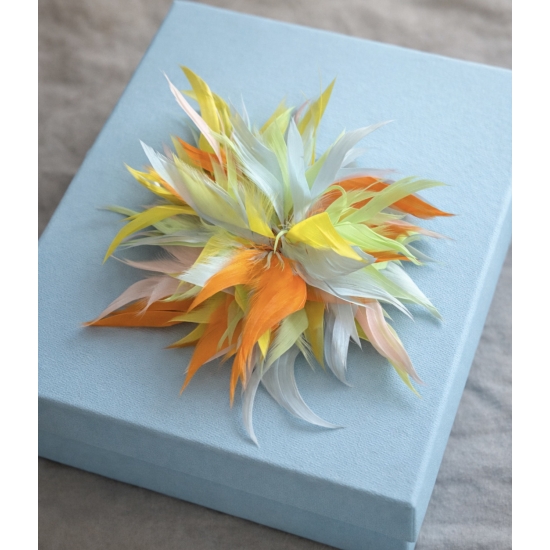 Broszka i spinka 2w1 z piór – pastelowy, lekki akcent stylizacji.